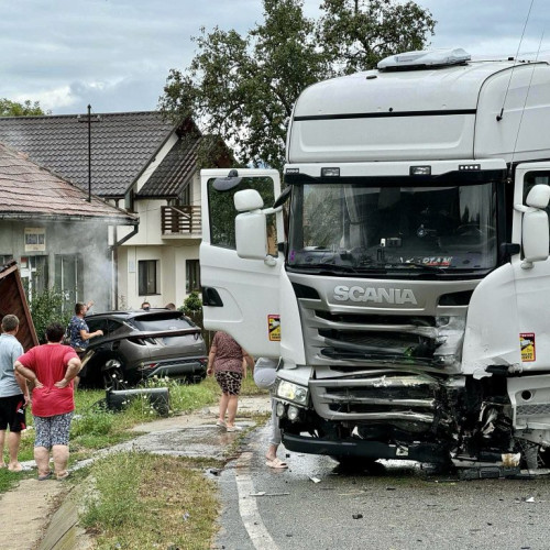 Accident între un camion și un autoturism în comuna Leordeni, Argeș