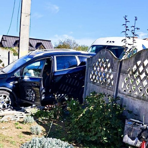 Accident grav în Argeș: Mașină intrată într-un gard de beton