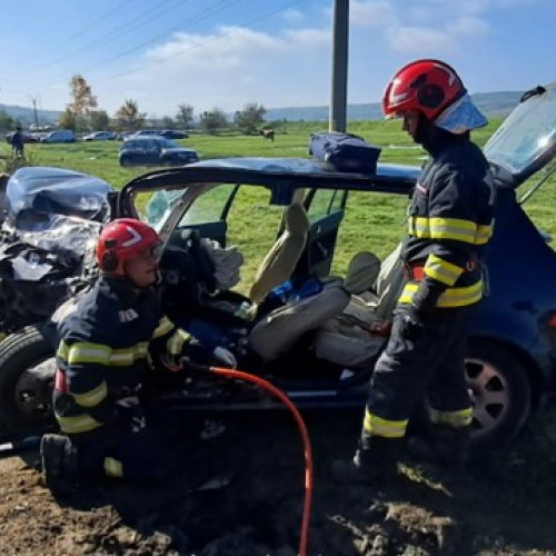 Accident grav între un autoturism și un TIR, două persoane rănite