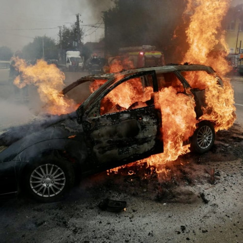 Momente de panică în Argeș! O mașină a luat foc