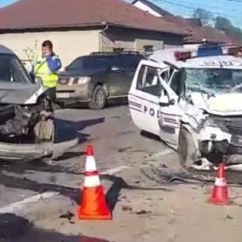 Accident grav în București: mașină de poliție avariată