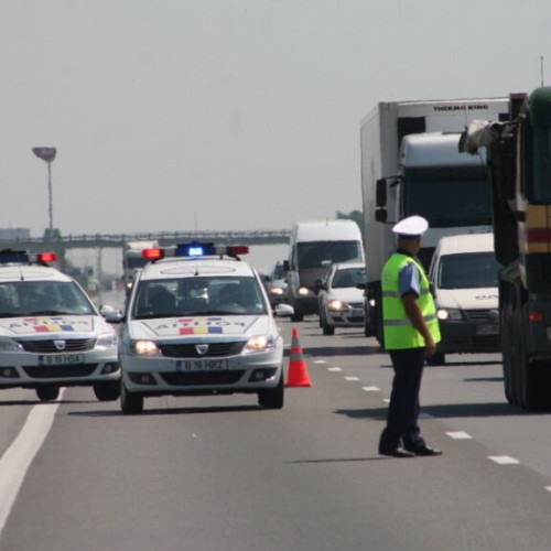 Atenție șoferi! O platformă încărcată cu mașini a blocat autostrada! Trafic restricționat!