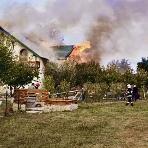 Casa înghițită de flăcări în Argeș. Pompierii intervine de urgență!