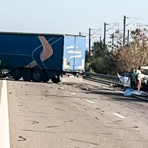 Accident grav pe Autostrada A2, două persoane rănite