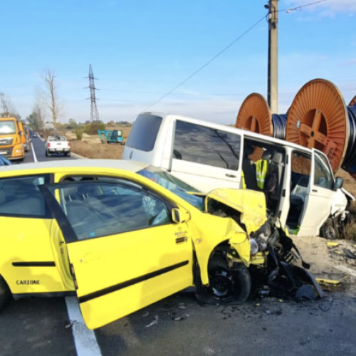 Două persoane rănite într-un accident între un autoturism și o dube