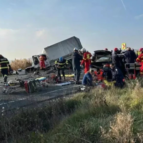 Patru persoane rănite în urma unui accident grav pe DN 15