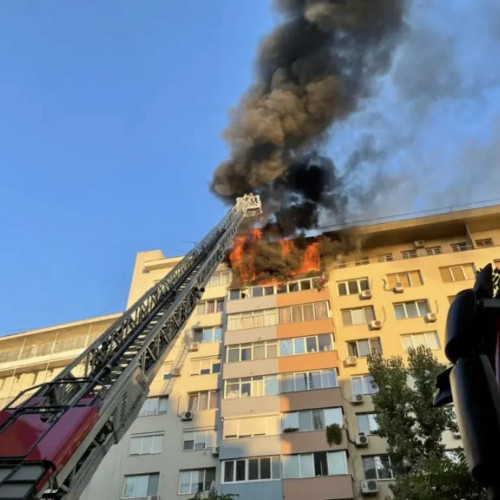 Intervenție de urgență a pompierilor în Pitești, după un incendiu într-un apartament