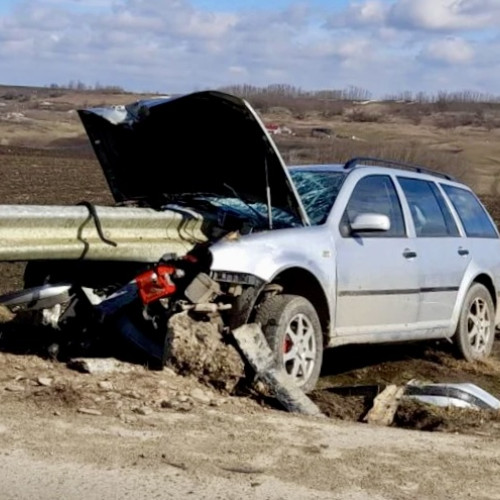 Accident pe DN 65B, în Argeș - un autoturism a lovit un parapet