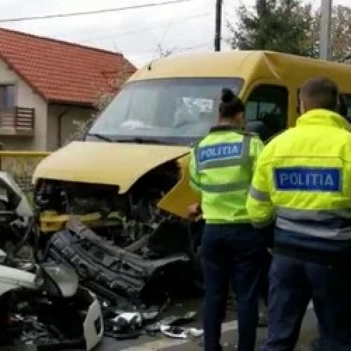 Microbuz plin cu elevi implicat într-un grav accident de circulație