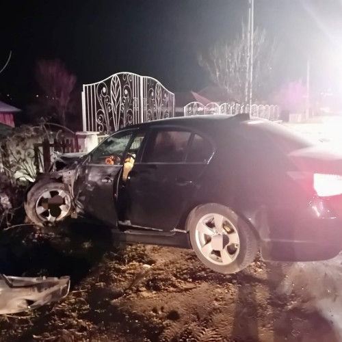 Accident în Argeș noaptea trecută: un autoturism a lovit o țeavă de gaze