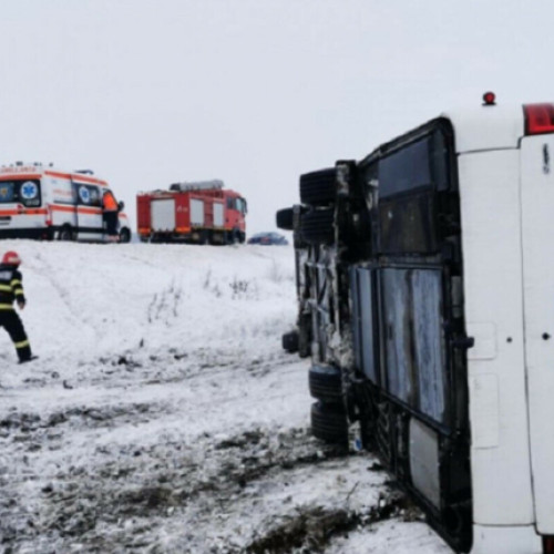 Microbuz cu 17 călători răsturnat de vântul puternic: Vremea face ravagii!