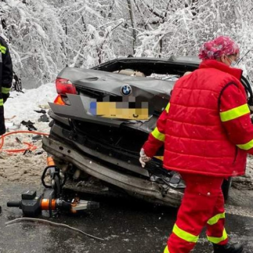 Accident grav cu trei mașini la Dedulești, încă în desfășurare