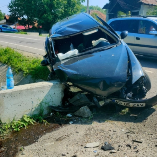 Accident grav: mașină izbită în cap de pod, trei răniți!