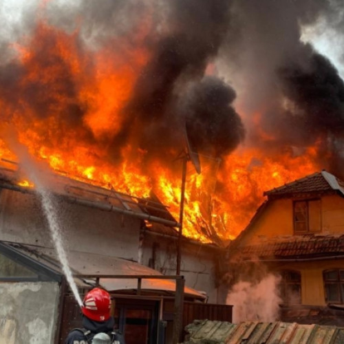 Transport de urgență la spital pentru bărbat grav rănit într-un incendiu violent în Lunca Corbului!