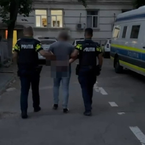 Video Bărbatul din Dolj care și-a amenințat soția, și-a sechestrat copiii și a tras cu arma spre polițiști a fost reținut