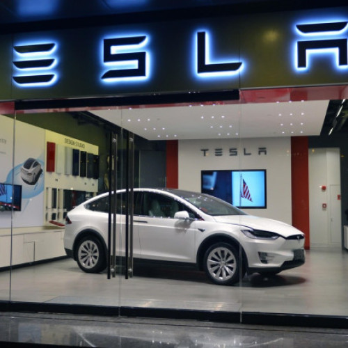 Tesla pierde teren în Europa în fața mașinilor chinezești. Vânzările companiei americane au scăzut pentru a cincea lună consecutiv