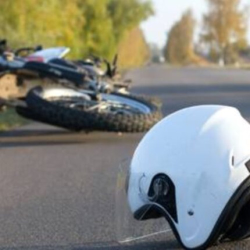 Accident grav la Topoloveni: Motociclist și pasager loviți de mașină!