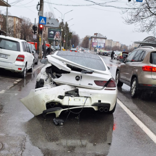 Mașină distrusă în accident lângă McDonalds Pitești, trafic paralizat