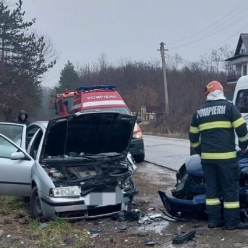 Accident grav la Rucăr cu două mașini! Pompierii intervin!