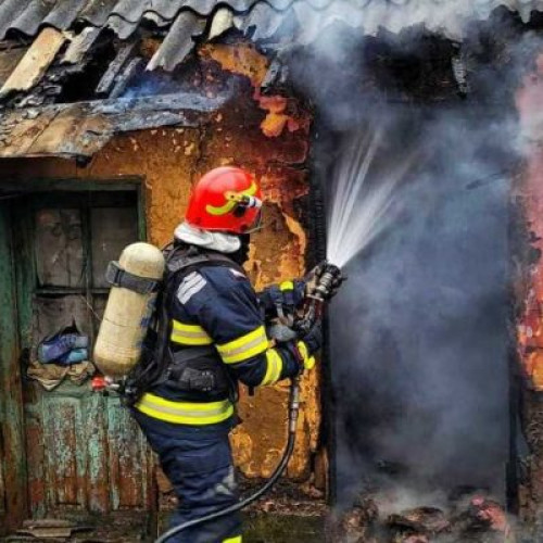 Incendiu puternic în Rătești - Pompierii intervin de urgență!