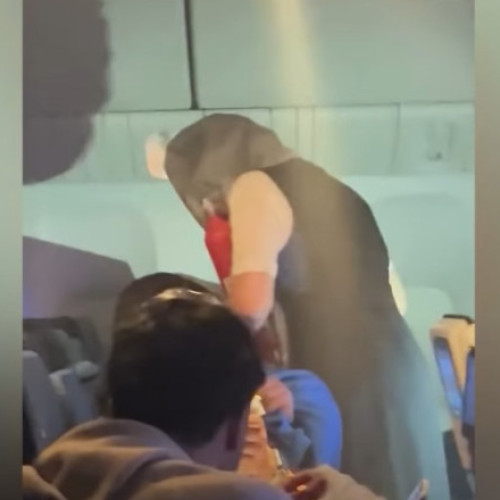 Video Reacția pasagerilor după ce o baterie externă a luat foc într-un avion aflat în zbor. Cabina s-a umplut imediat de fum