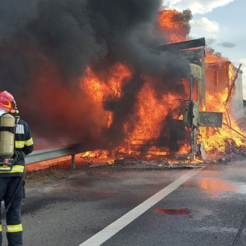 Autostrada blocată de un TIR în flăcări!