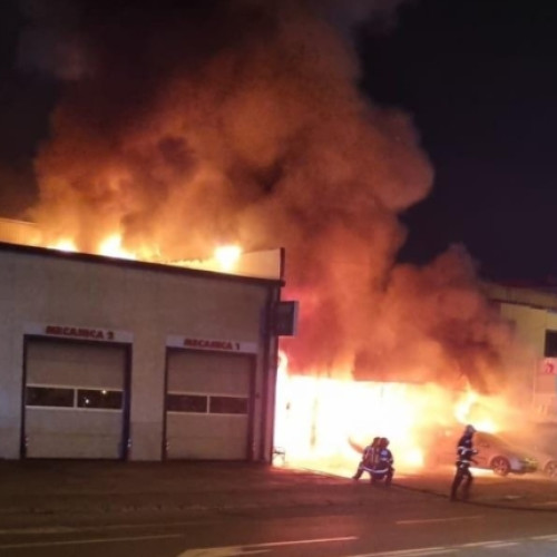 Incendiu puternic la un service auto în zona LIDL CNCD