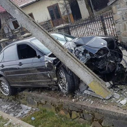 Accident grav în Costești: Șoferul care a lovit stâlpul cu mașina a fost rănit