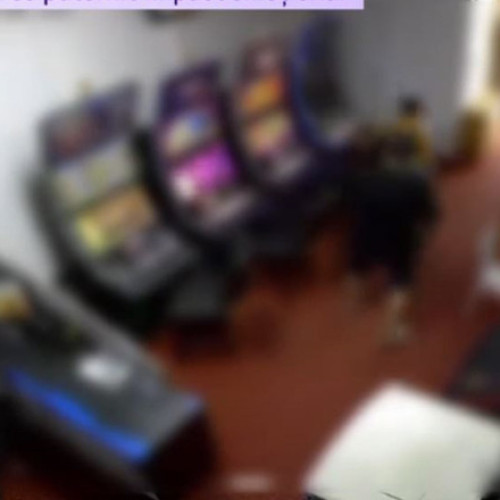Bărbat din Craiova distruge aparate de joc după ce pierde bani la păcănele