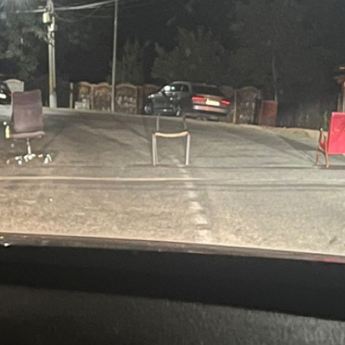 Trafic blocat cu scaune pe un drum județean din Prahova, poliția anchetează cazul