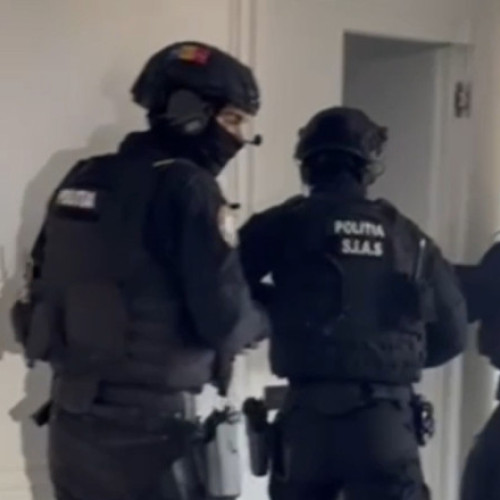 Audieri și percheziții după descinderile la o grupare de dealeri de droguri din București