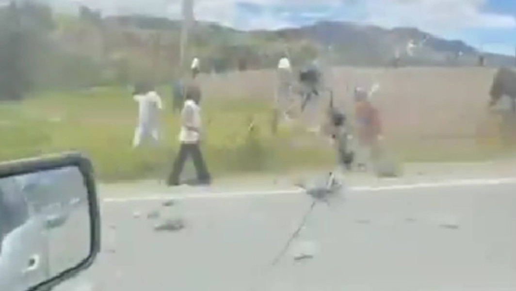 Mașina președintelui Ecuadorului, atacată în timpul protestelor pentru eliminarea subvențiilor