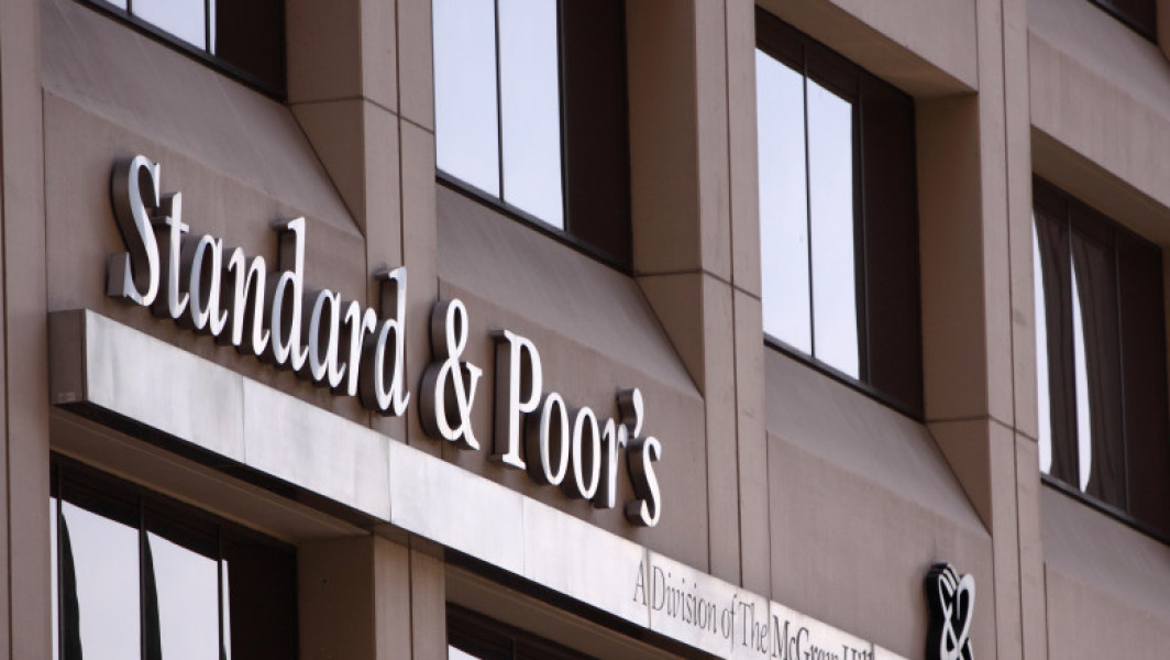 S&P menține ratingul României pe ultima treaptă recomandată pentru investitori