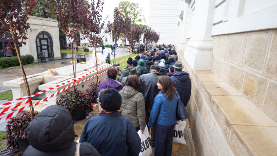 Peste 25.000 de pelerini aşteaptă la coadă pentru moaştele Sfintei Parascheva la Iaşi