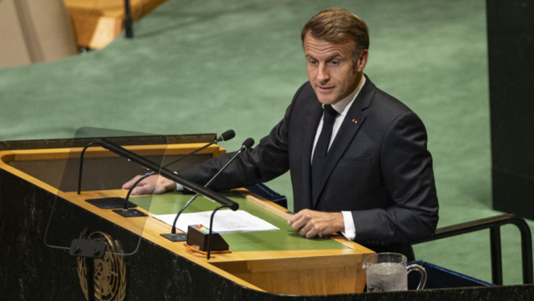 Macron respinge demisia în fața crizei politice profunde din Franța
