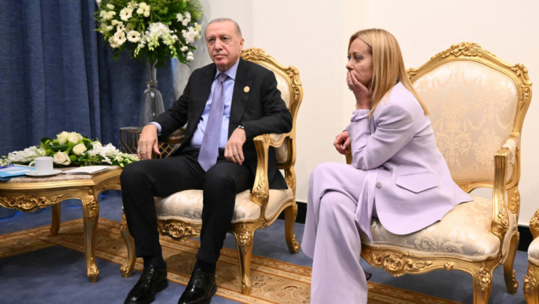 Erdoğan îi promite lui Meloni că o va convinge să renunțe la fumat la summitul de pace din Egipt
