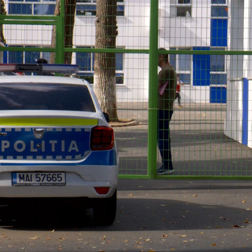 O poartă s-a prăbușit peste trei elevi la o școală din Bumbești-Jiu
