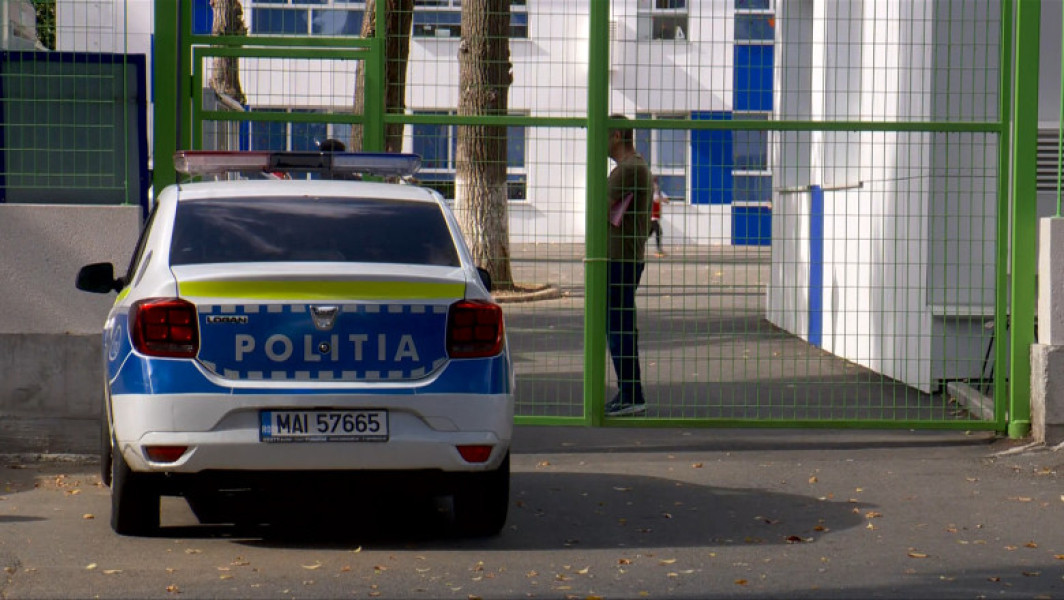 O poartă s-a prăbușit peste trei elevi la o școală din Bumbești-Jiu