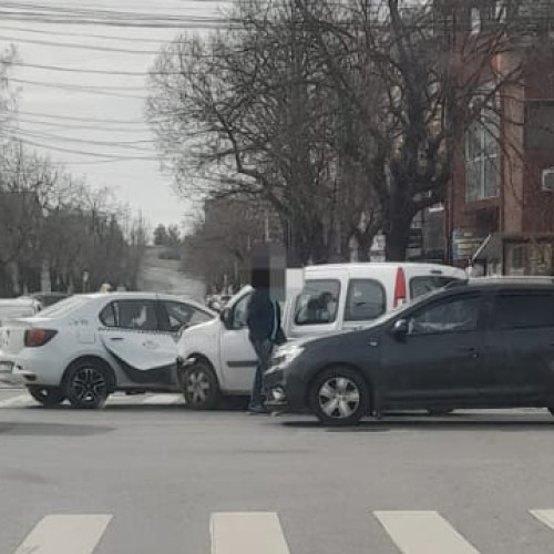 Accident rutier în Eroilor, Trafic afectat în Pitești!