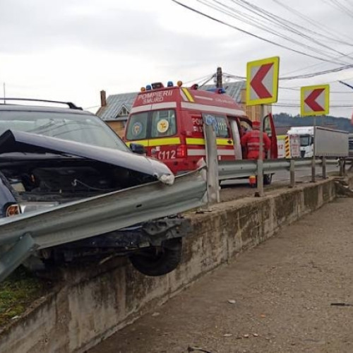 Accident pe șosea lângă Pitești! Șoferul a lovit un parapet cu mașina!