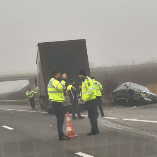 Un TIR și o mașină s-au ciocnit pe A1! Trafic blocat! Intervenții în desfășurare!