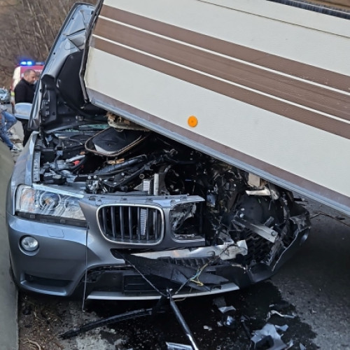 Accident în Dragoslavele: Rulotă în viteză peste BMW!