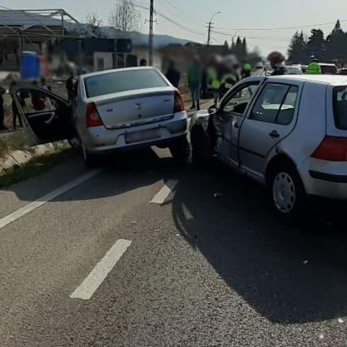 Femeie transportată la spital în urma unui impact puternic între două mașini în Schitu Golești!