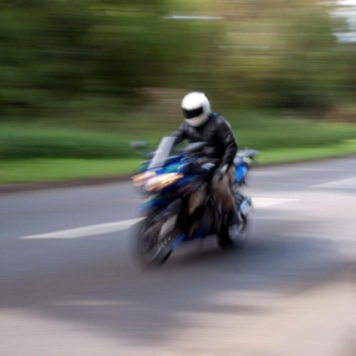 Motociclist prins cu viteză de raliu în timp ce circula cu 199 de km/h pe drum. Va fi sancționat cu suspendarea permisului pentru 4 luni.