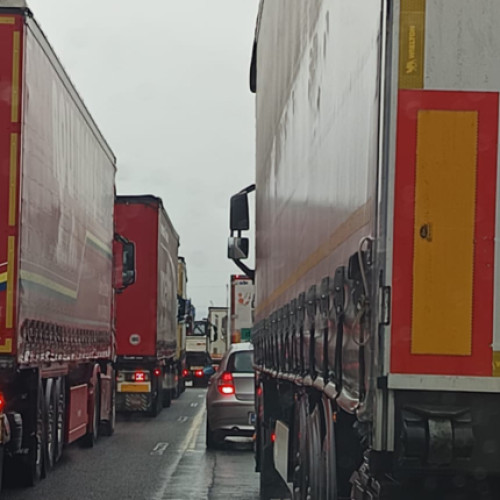 Situație critică la ieșirea din Pitești! Trafic blocat din cauza unui camion defect la Bascov