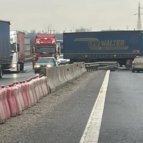 Accident grav provocat de un TIR pe autostrada A1! Mai multe vehicule afectate!