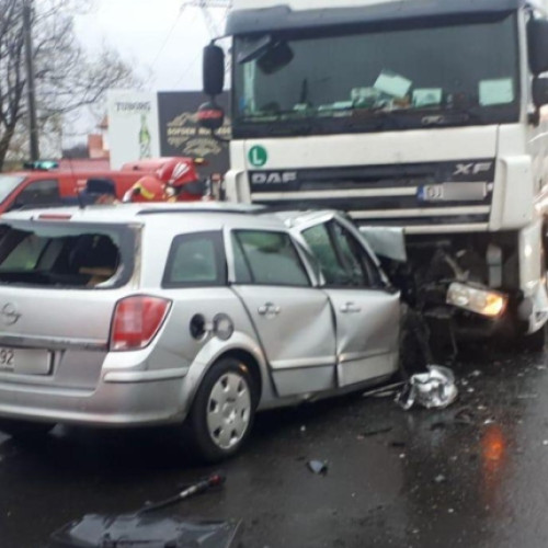 Accident rutier grav în Albota: Mașini distruse și persoane rănite în coliziunea dintre un autocamion și un autoturism