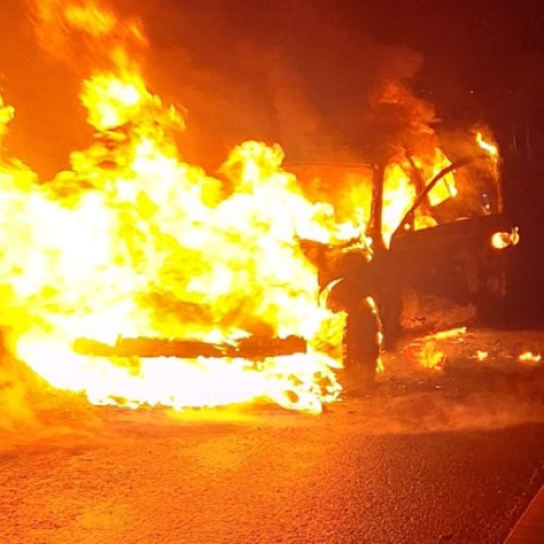 Mașină în flăcări pe Autostrada A1! Pompierii au reușit să stingă incendiul.