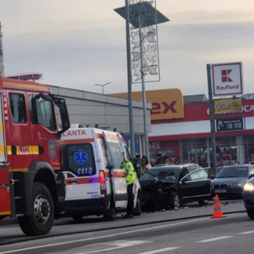 Accident grav la Kaufland! O persoană a fost rănită într-un impact auto în curtea magazinului din Curtea de Argeș. Pompierii au intervenit de urgență!