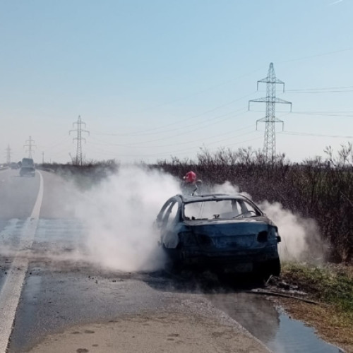 Intervenție Pompieri pe A1 pentru stingerea flăcărilor la o mașină. Posibilă scurgere de combustibil la motor.